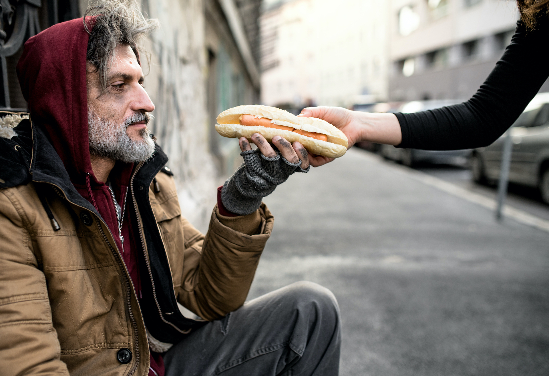 Buys homeless men. Еда бомжей. Бездомный мужчина. Бездомные молодые люди.